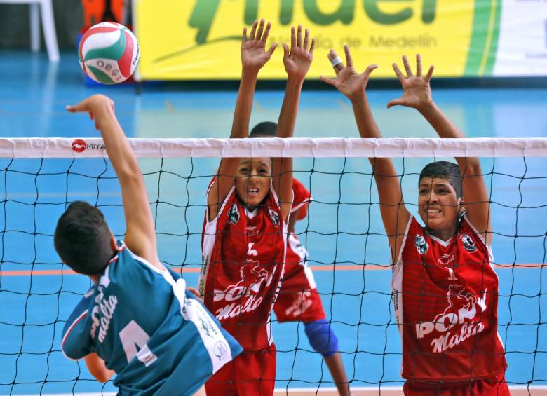 40 equipos de niños y niñas, entre los 11 y 12 años de edad, lucharán llevarse el título en el Festival de Festivales. Arriba, el elenco de Envigado. FOTO juan antonio sánchez ocampo 