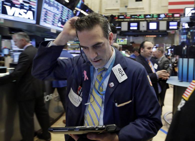 La Bolsa de Nueva York tuvo ayer una jornada muy volátil, tras conocerse las minutas de la última reunión de la FED. FOTO AP