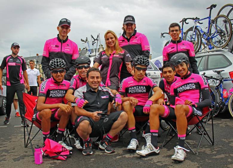 Con entrega, pasión y liderazgo, Luisa (Centro) se ganó el respeto de entrenadores y ciclistas. FOTO Cortesía Manzana Postobón
