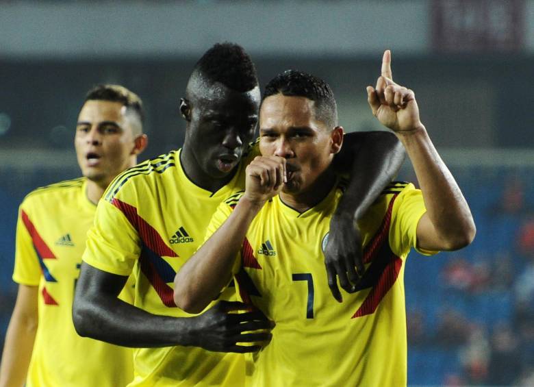 Carlos Bacca celebra la anotación que marcó en el amistoso contra China. FOTO REUTERS