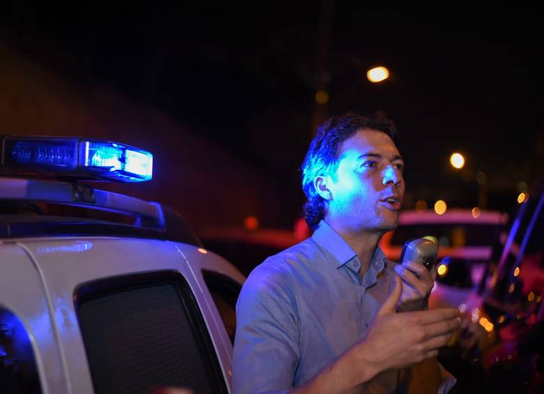 Con megáfono en mano, el alcalde Daniel Quintero protestó por el homicidio cometido en la comuna 13. FOTO: cortesía de la Alcaldía.