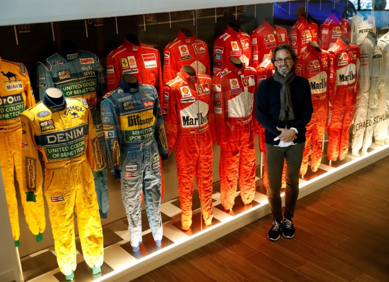 El empresario Eduardo Costabal posa ante su colección de monos del piloto Michael Schumacher en el singular museo que abrió en Barcelona. Allí están los monos originales de los 33 campeones del mundo de Fórmula Uno y de los 28 campeones del Mundial de 500cc y MotoGP. Foto EFE