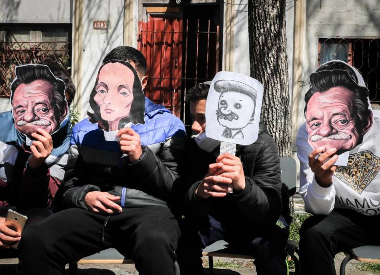 Este lunes, estudiantes y habitantes del barrio La Teja, en Montevideo, celebraron la actividad “Nos tomamos un café con Idea y Mario”, en honor a los 100 años del nacimiento del autor. Foto: EFE / Raúl Martínez