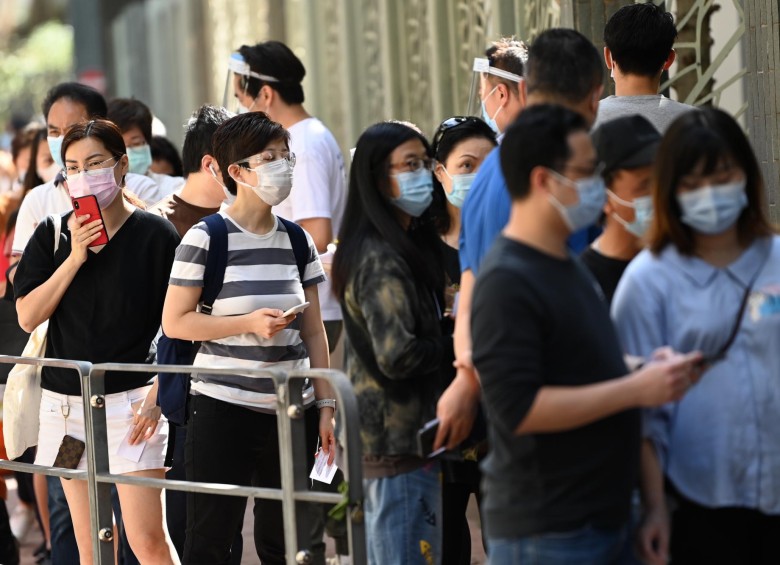 La titular de Sanidad, Sophia Chan, señaló posteriormente en rueda de prensa que la inusual medida se debe a que la urbe se enfrenta a un creciente número de casos. Foto: AFP