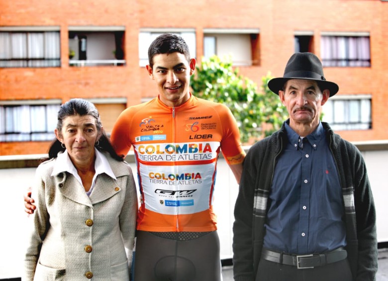 El campeón de la Vuelta a Colombia junto a sus padres Blanca Pineda e Isidro Camargo. FOTO @luisenciclismo