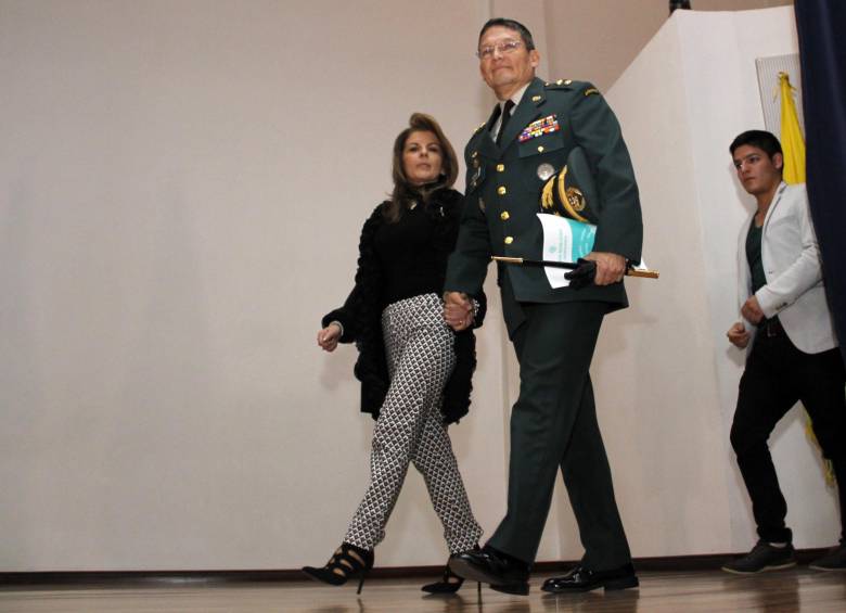 En el Hospital Militar de Bogotá, el general Rubén Alzate Mora estuvo acompañado por su esposa e hijos. FOTO colprensa