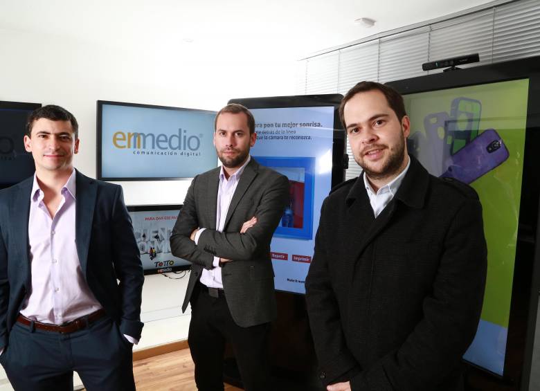Sebastián Obregón (izq.) Daniel Peláez y Sebastián Molina (der.) son cofundadores de Enmedio, quienes tienen clara su visión de expansión internacional con el apoyo de Axon Partners. FOTO CORTESÍA