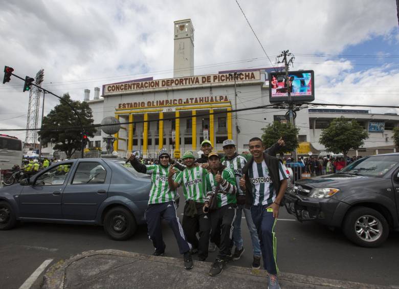 Muchos hinchas verdes no consiguieron boleta y les tocó quedarse afuera del estadio Olímpico Atahualpa, que presentó lleno. FOTO Esteban Vanegas, enviado especial Quito