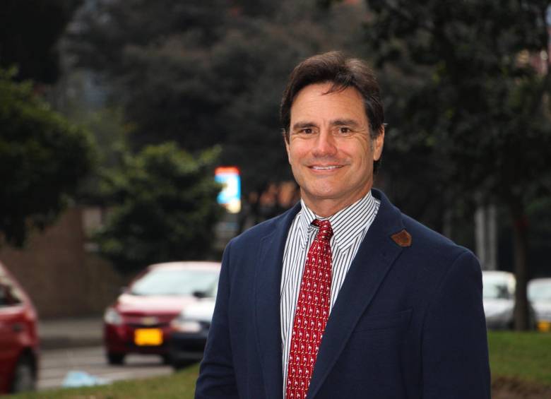 Oliverio Enrique García BasurtoEconomista de la Universidad Buenaventura de Cali, con postgrado en Alta Gerencia de la Universidad de los Andes. 