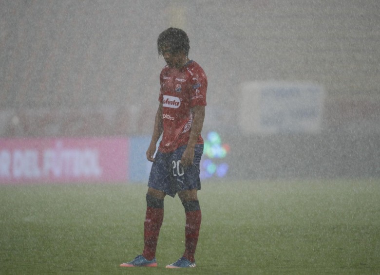 La lluvia, que acompañó durante casi todo el encuentro, se hizo más intensa antes del descanso y, literalmente se convirtió en diluvio. En algunos momentos los jugadores debían de parar el juego. Foto: Manuel Saldarriaga.