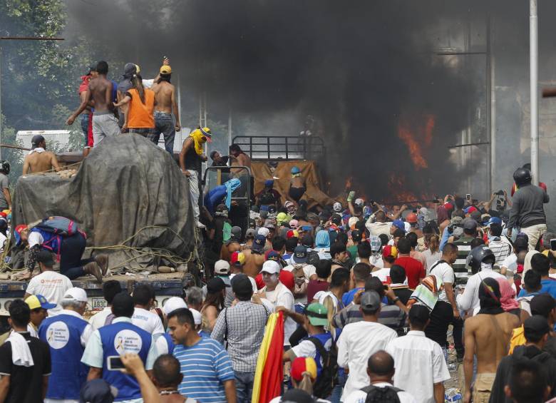 Camión incendiado en la frontera entre Colombia y Venezuela. FOTO: MANUEL SALDARRIAGA 