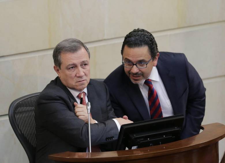 En la discusión de ayer en el Senado estuvo el Alto Consejero para la Paz, Miguel Antonio Ceballos (derecha). FOTO Colprensa