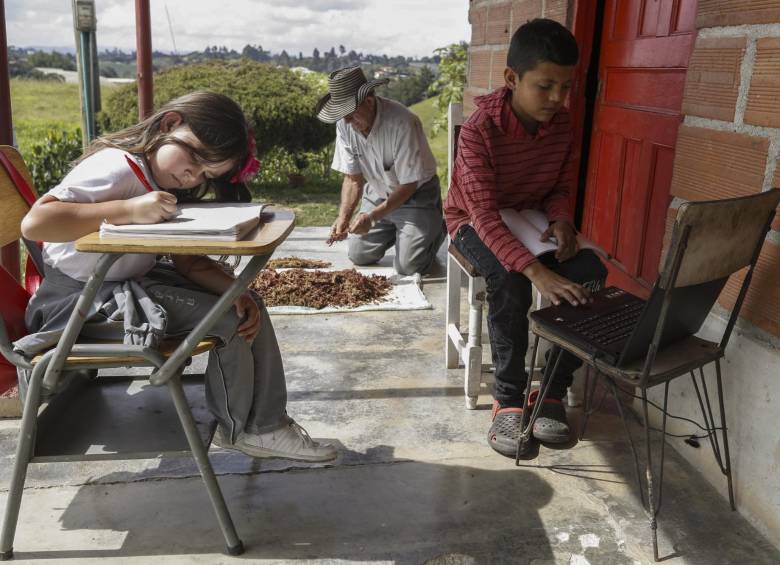 Al menos 41,3 % de los hogares en Antioquia posee computador de escritorio, portátil y tableta, pero solo 54,7 % tiene internet, según encuesta TIC Hogares del Dane en 2018. La imagen es en la vereda Samaria de El Carmen de Viboral. FOTO Manuel Saldarriaga
