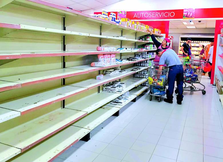 A los desbordados precios de la canasta familiar se le suma el desabastecimiento en los supermercados de Venezuela. FOTO EFE