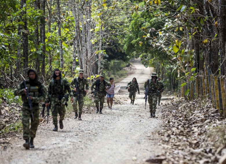 Bajo fuertes temperaturas, Soldados del Ejército patrullan la vía que comunica a los municipios de San José de Uré (Córdoba) y Tarazá (Antioquia). FOTO Julio César Herrera.