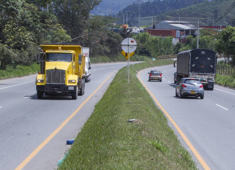 En este sitio de la doble calzada Ancón Sur - Camilocé, al paso por la vereda Primavera, de Caldas, se ubicará la nueva caseta de peaje. Transportadores y comerciantes de la zona se oponen al cobro. FOTO jaime pérez