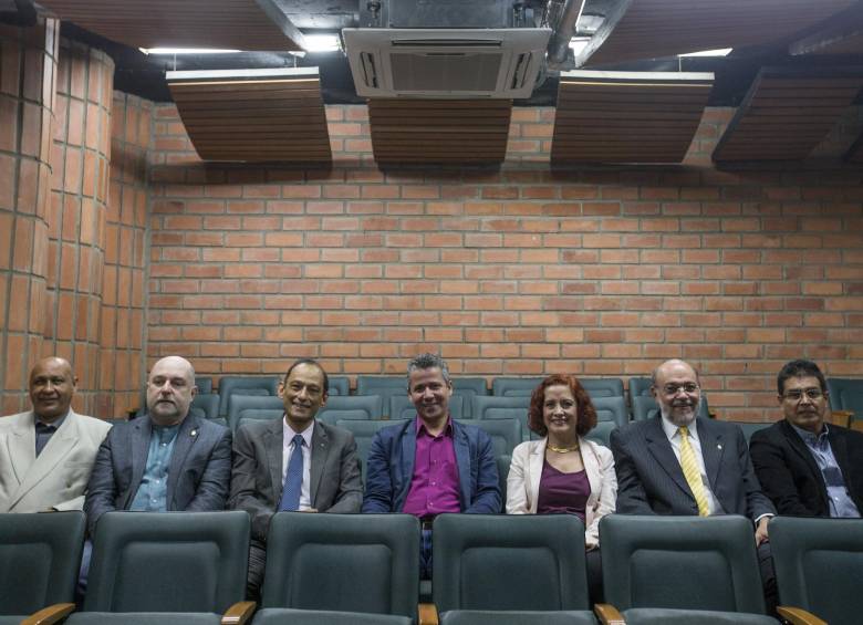 De izquierda a derecha, Elkin Libardo Ríos Ortiz, Mauricio Alviar Ramírez, Pedro Javier Patiño Grajales, Edison Darío Neira Palacio, María Helena Vivas López, Juan Carlos Amaya Castrillón y John Jairo Arboleda Céspedes, los siete aspirantes a la Rectoría de la U. de A.