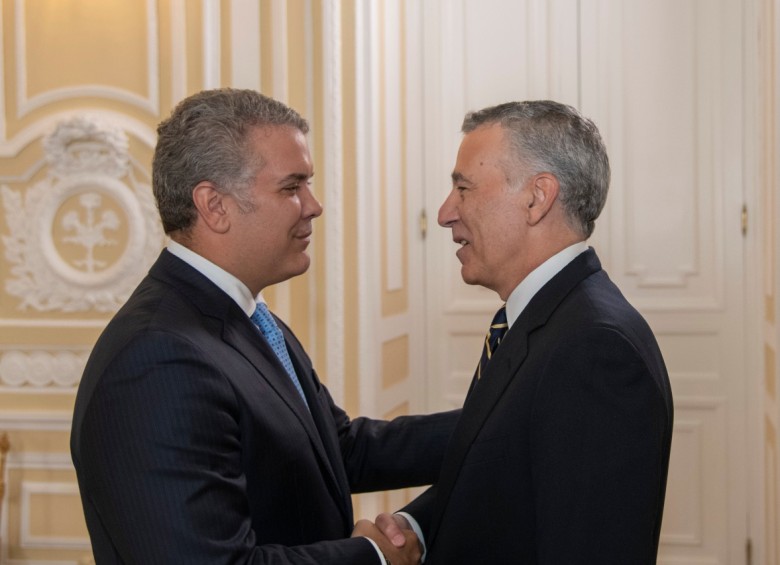 El presidente Iván Duque y el nuevo embajador de EE.UU. Philip Goldberg. FOTO Colprensa.