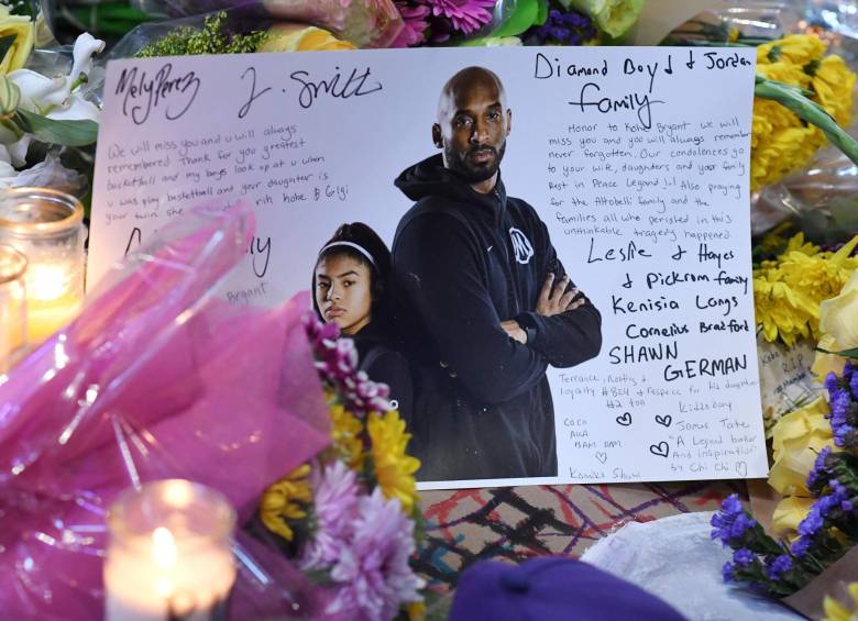 Fotos, mensajes, flores y velas fueron ubicados en un monumento improvisado por los seguidores, que lamentan la muerte de la leyenda de la NBA Kobe Bryan. FOTO fotos afp