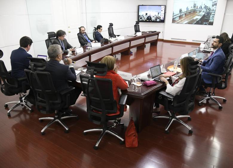 El Puesto de Mando Unificado que se realizó el 16 de marzo, con gobernadores y alcaldes, se realizó de manera virtual, con el presidente dirigiéndolo desde la Casa de Nariño. FOTO Presidencia