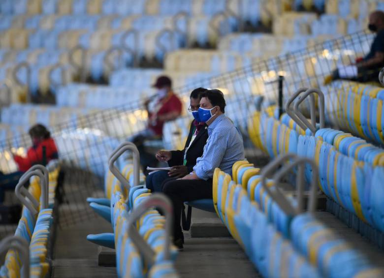 Hasta acá solo personal vinculado a los equipos ha podido estar en los estadios y cumpliendo con estrictos protocolos. FOTO AFP