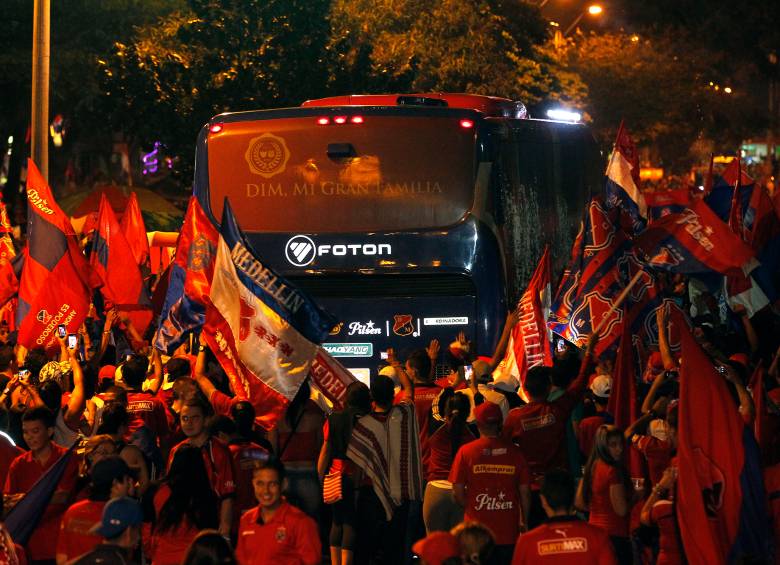 Llenos de alegría, seguidores le dieron una gran bienvenida al DIM. FOTO juan. aNTONIO sánchez 