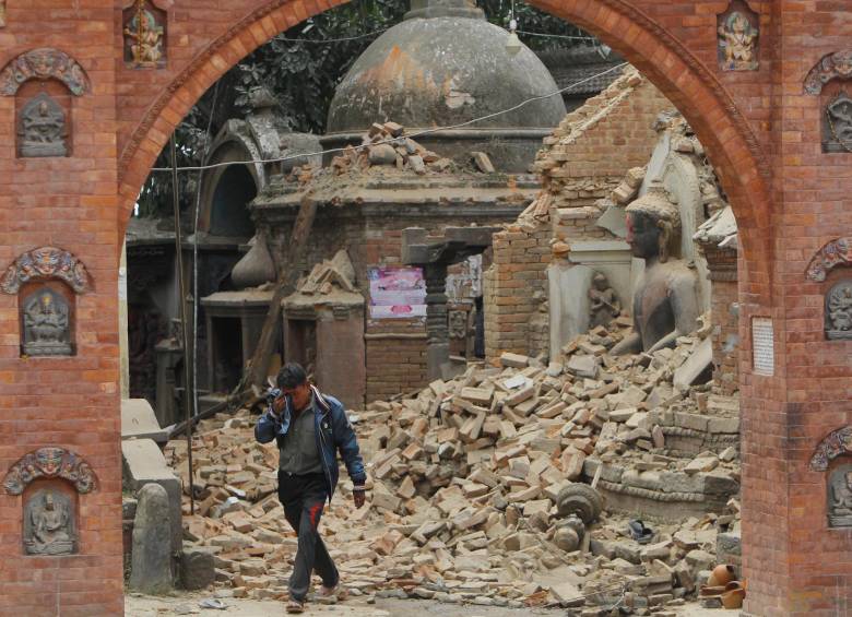 La mayoría de edificios destruidos son antiguos y no ofrecían sismo resistencia, según reportes. El valle de Katmandú fue una de las zonas más afectadas por el terremoto de 7,8 grados, que no es el primero que ha golpeado a la región. FOTO AP 