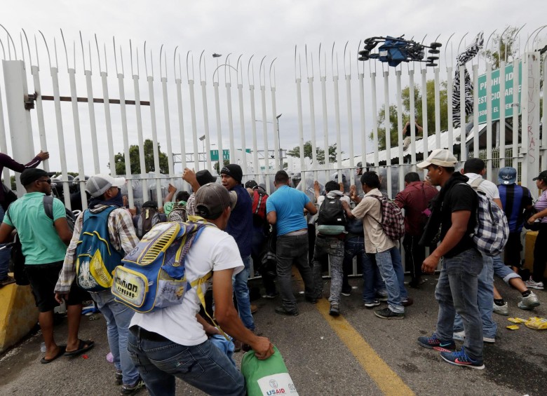 Migrantes derriban frontera de Guatemala y México. FOTO: EFE