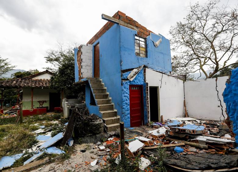 Casas al margen del río y estación Ancón del Ferrocarril, deteriorada por el movimiento en masa. Foto: Julio Herrera.