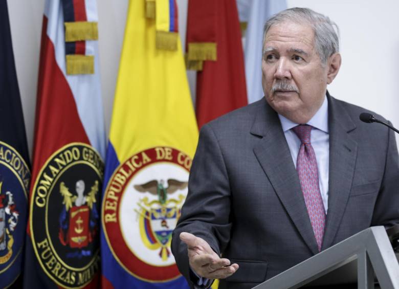 Guillermo Botero sale del Ministerio de Defensa. Foto: Colprensa
