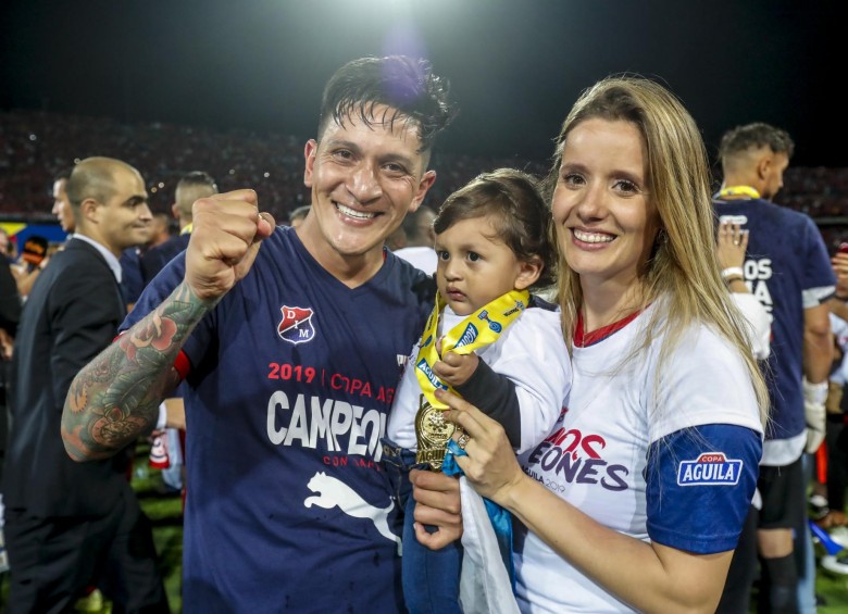 Germán Cano junto a su hijo Lorenzo y a su esposa Rocío festejando el título de la Copa Águila-2019. FOTO Juan Antonio Sánchez