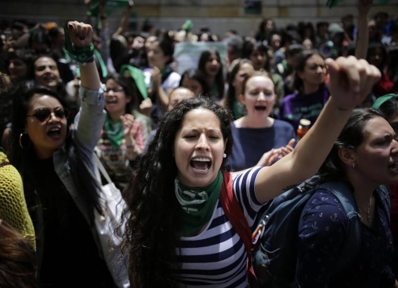 A las afueras del Palacio de Justicia, en Bogotá, cientos de mujeres permanecieron a la espera de la decisión de la Corte sobre el aborto. Aseguraron que “esperábamos más”. FOTO Colprensa