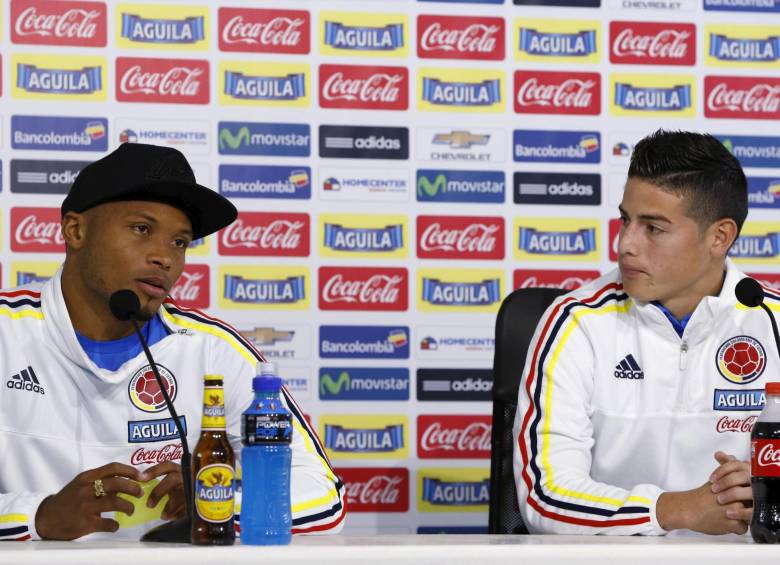James Rodríguez y Camilo Zúñiga ofrecieron este lunes una conferencia de prensa en el estadio San Carlos de la Universidad Católica de Chile. FOTO REUTERS