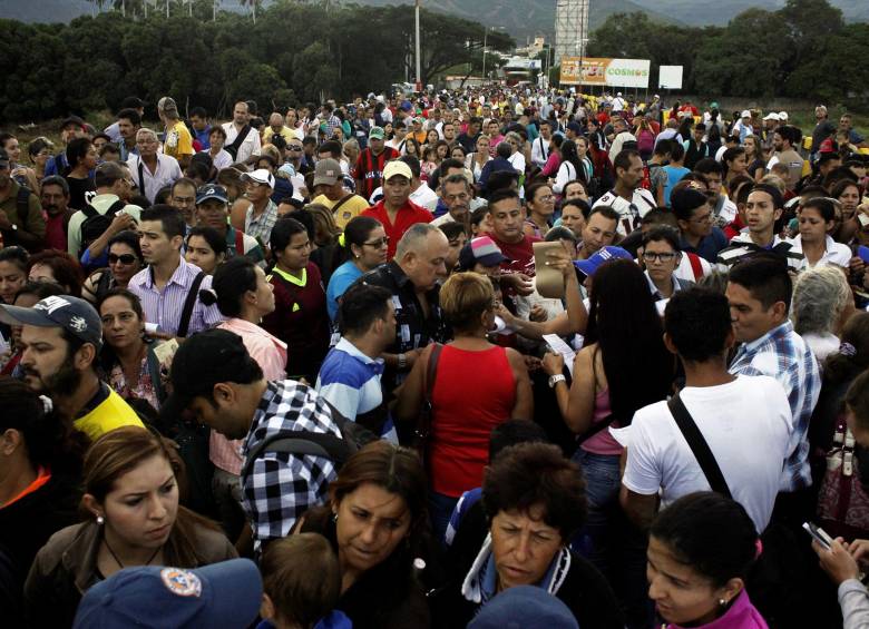Después de que el presidente Juan Manuel Santos y su homólogo venezolano autorizaran el paso fronterizo para peatones, miles de venezolanos atrevesaron la frontera para abastecerse de productos y de colombianos para regresar a su país. FOTO Reuters