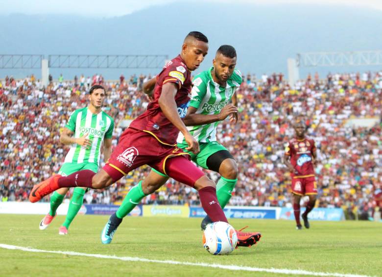 Acción del partido que disputaron el 4 de febrero Tolima y Nacional en el estadio Manuel Murillo Toro, con triunfo para los verdolagas, por 1-0 (gol de Andrés Rentería). FOTO archivo colprensa 