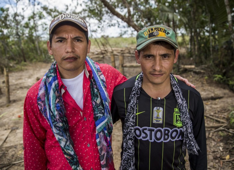 “Enrique Marulanda” (camisa de equipo de fútbol) y Mario Marín son hijos de Manuel Marulanda, excomandante de las Farc. FOTO: Esteban Vanegas