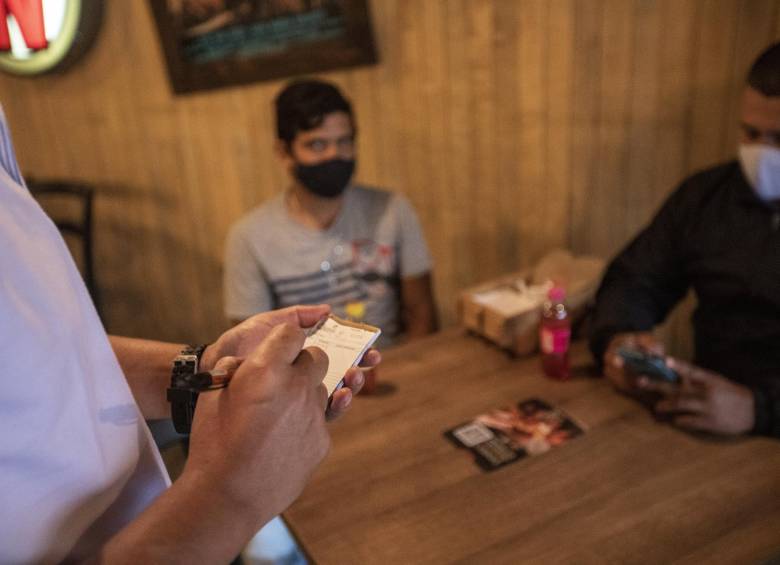 Los restaurantes autorizados de San Antonio de Pereira, ubicado en el Oriente antioqueño, podrán funcionar con un aforo máximo del 30% y sin hacer uso de la vía pública.FOTO Andrés Camilo Suárez