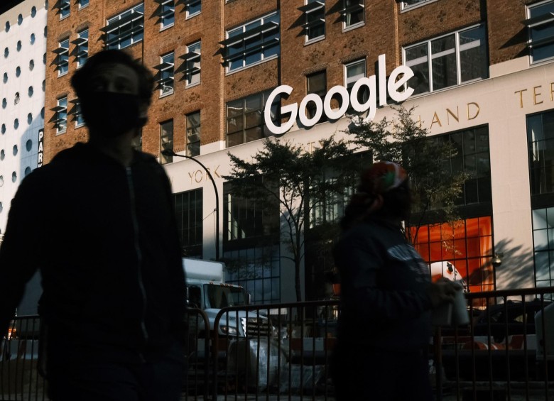 Tras conocer la demanda en su contra, Google argumentó en su defensa que sí paga por estar “más a la mano del consumidor”, pero no va más allá que lo que hace una marca por ser más visible en la vitrina de un supermercado. FOTO AFP