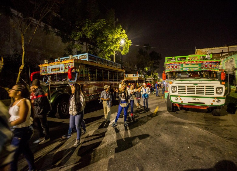 Las chivas vienen desde municipios de Antioquia para trabajar en Medellín en la temporada navideña. Foto: Carlos Velásquez. 