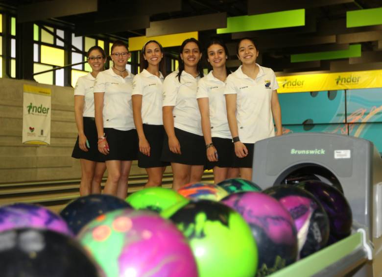Clara Juliana Guerrero, Andrea Ruiz, Rocío Restrepo, Juliana Franco, Ana Sofía Olaya y Laura Plazas, experiencia y juventud de la Selección Colombia femenina de bolo. FOTO JULIO CÉSAR HERRERA