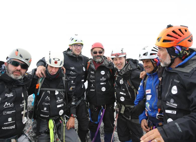 Momentos que vivieron los expedicionarios colombianos durante el ascenso de la llamada pirámide del Carstensz en Oceanía, aquí atravesando la selva. FOTOs cortesía epopeya colombia s.a.