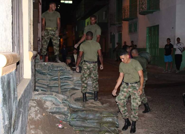 Los soldados iniciaron el desmonte de la trinchera desde las 7:30pm. Foto: Wilson Cartagena