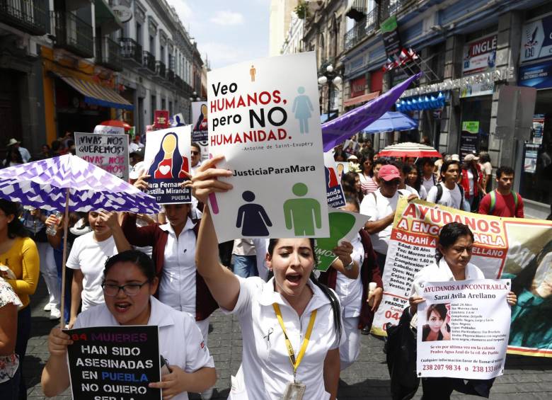 Este lunes, en México, las mujeres sa manifestaron para exigir justicia por la muerte de Mara Fernanda Castilla. FOTO EFE