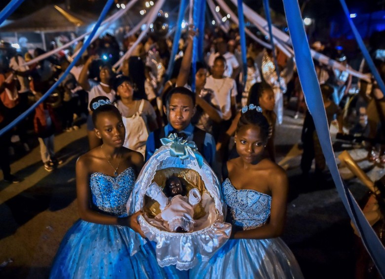 Las “Adoraciones al Niño Dios” son celebraciones navideñas tradicionales de las comunidades afrocolombianas que han tenido lugar en febrero durante unos 138 años. Foto: AFP / Luis Robayo