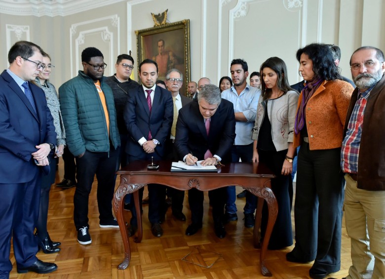 El presidente Duque firmando el acuerdo alcanzado con los estudiantes. FOTO PRESIDENCIA