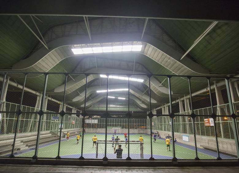 Balonmano tiene movimiento hasta pasadas las 10:00 p.m. Al frente del escenario está la estación del metro.