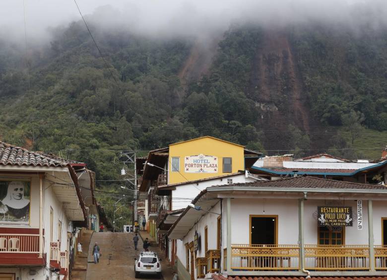 Al fondo se ve la montaña en la que se presentó el deslizamiento. FOTO JAIME PÉREZ