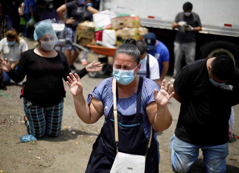 Comerciantes de la central La Tiendona, en San Salvador, atendieron el llamado a la oración. FOTO EFE