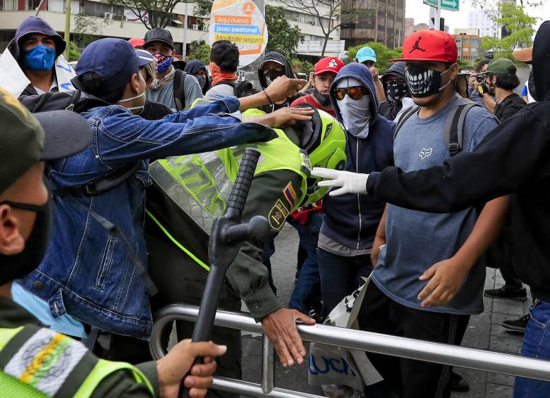 La protesta se desarrolló de manera normal en el parque de las Luces, pero terminó en enfrentamientos entre la policía y los manifestantes. FOTO JAIME PÉREZ