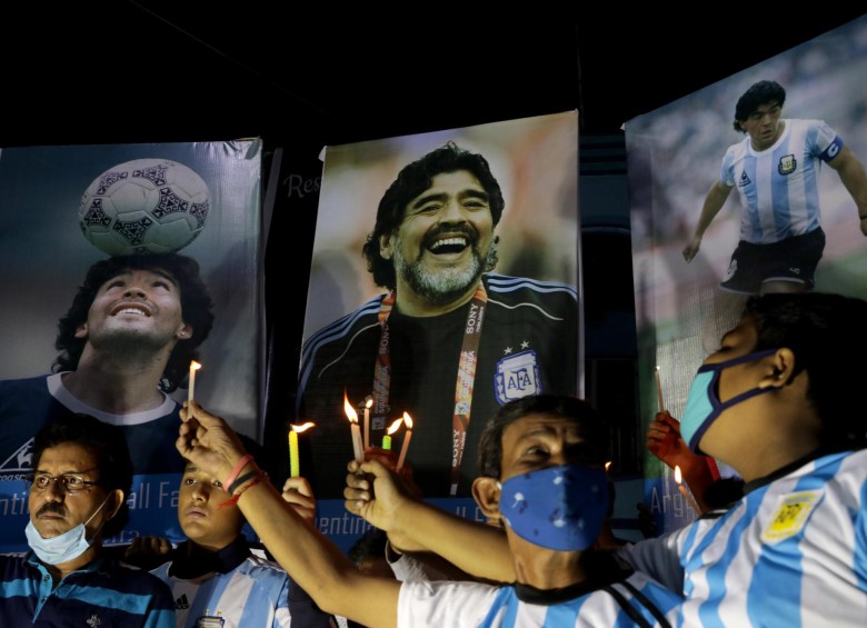 La familia de Maradona pidió acortar el velorio de tres días a uno, por eso será enterrado este jueves. FOTO EFE